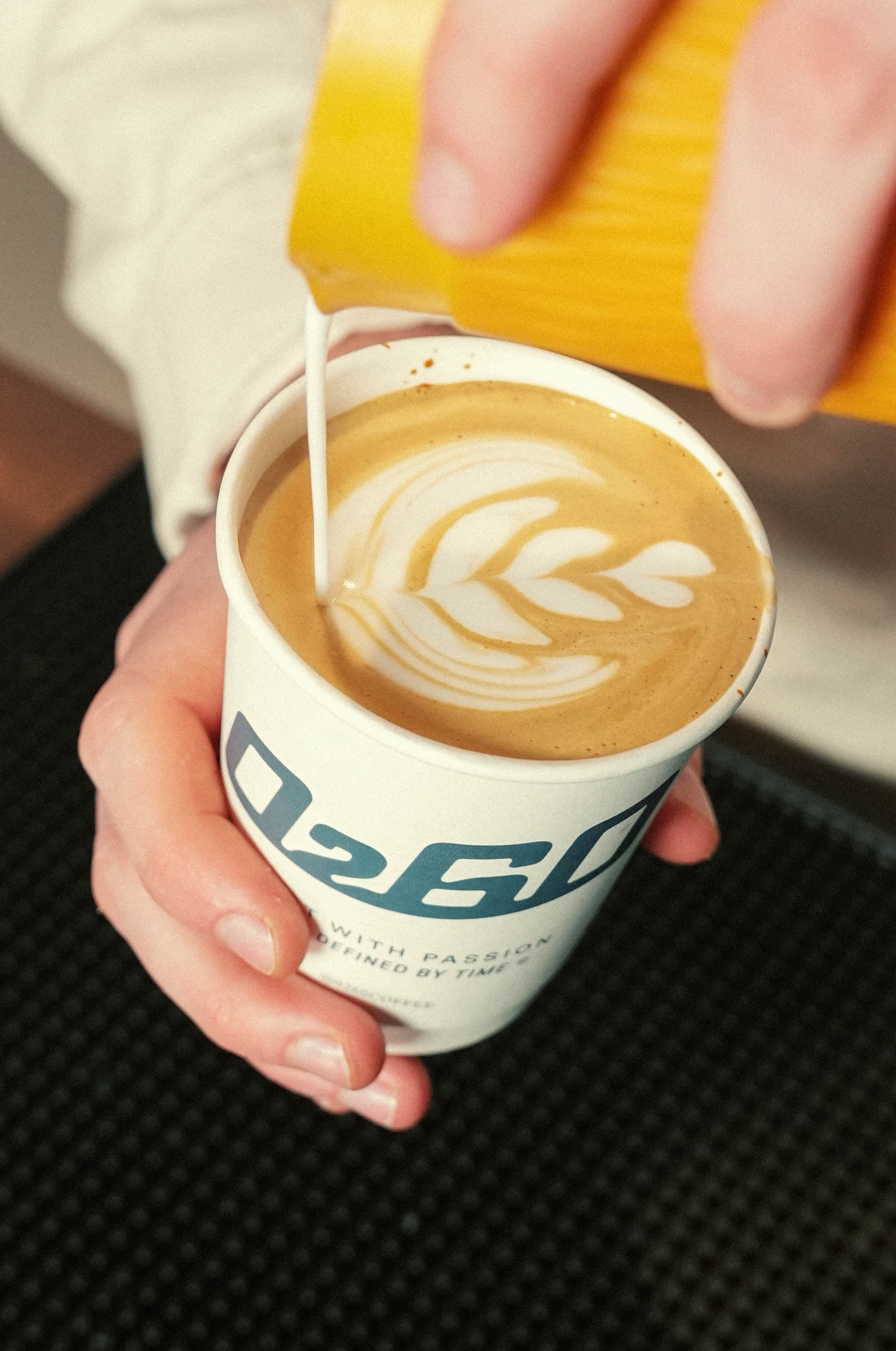 0260 Coffee latte pour